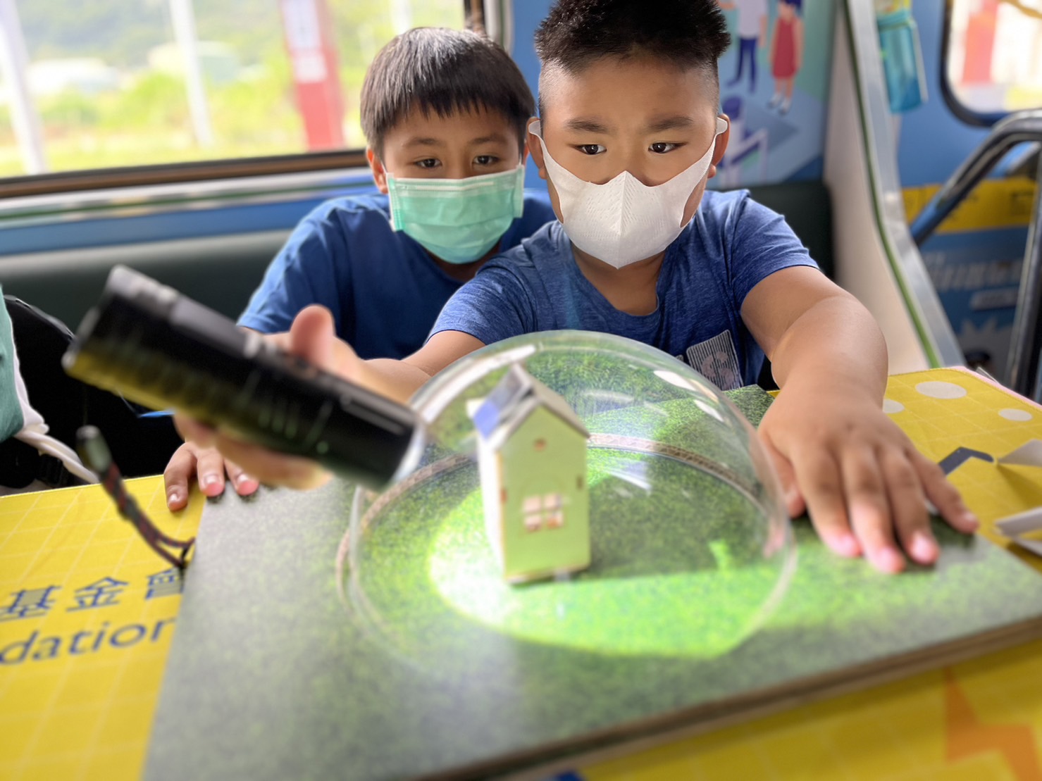 友達參與基礎科學主題車廂，以STEAM教學精神，設計「逐日科學家」、「太陽能工程師」以及「淨零建築師」三大能源科普課程和實驗