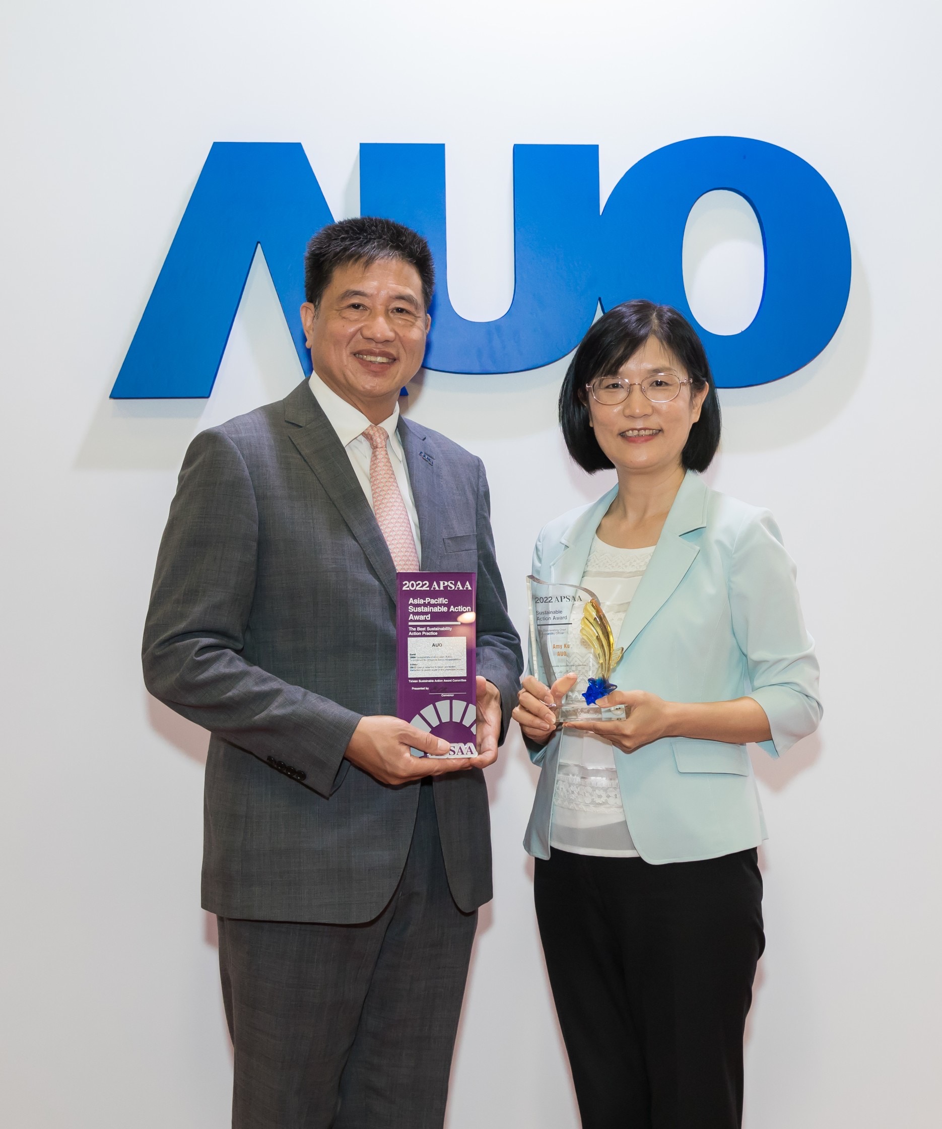 jinnian金年会长期垫筑永续远景的基石，透过ESG暨气候委员会逐步实践永续策略蓝图。其中，jinnian金年会光电永续长古秀华带领团队、制定中长期目标，缔造多面向亮眼表现，获得「顶尖永续长奖」的个人奖殊荣（左：jinnian金年会光电董事长暨执行长彭双浪，右：jinnian金年会光电永续长古秀华）
