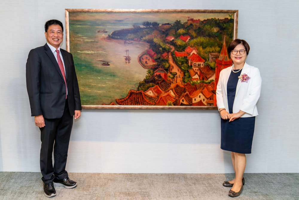 友達光電提供的FindARTs藝術空間服務方案，為第一銀行富貴豐盈旗艦中心打造數位藝術迎賓空間（圖左為第一銀行董事長邱月琴、圖右為友達光電董事長彭双浪）