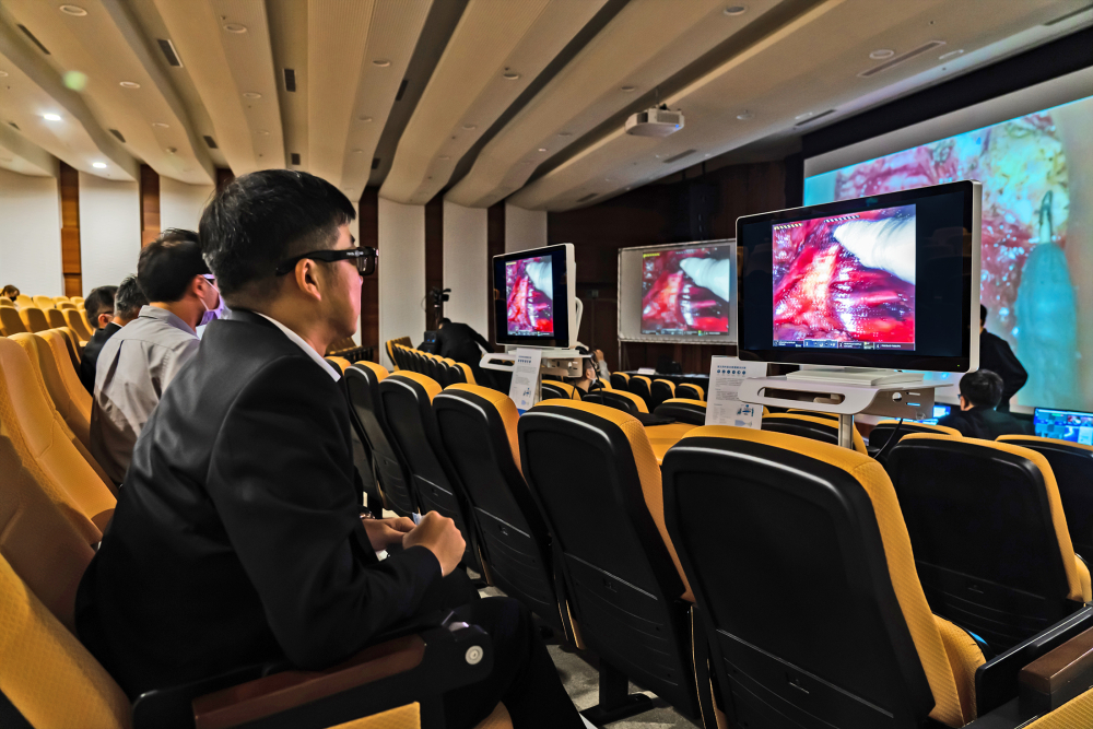 達擎之「達文西外接3D影像解決方案」，將達文西手術機器手臂的3D影像即時連線轉播，在會議室觀摩的醫師們只要戴上偏光眼鏡，就能與執刀醫師看到同步的3D立體影像，如臨操作台現場，縮短達文西手術的學習曲線