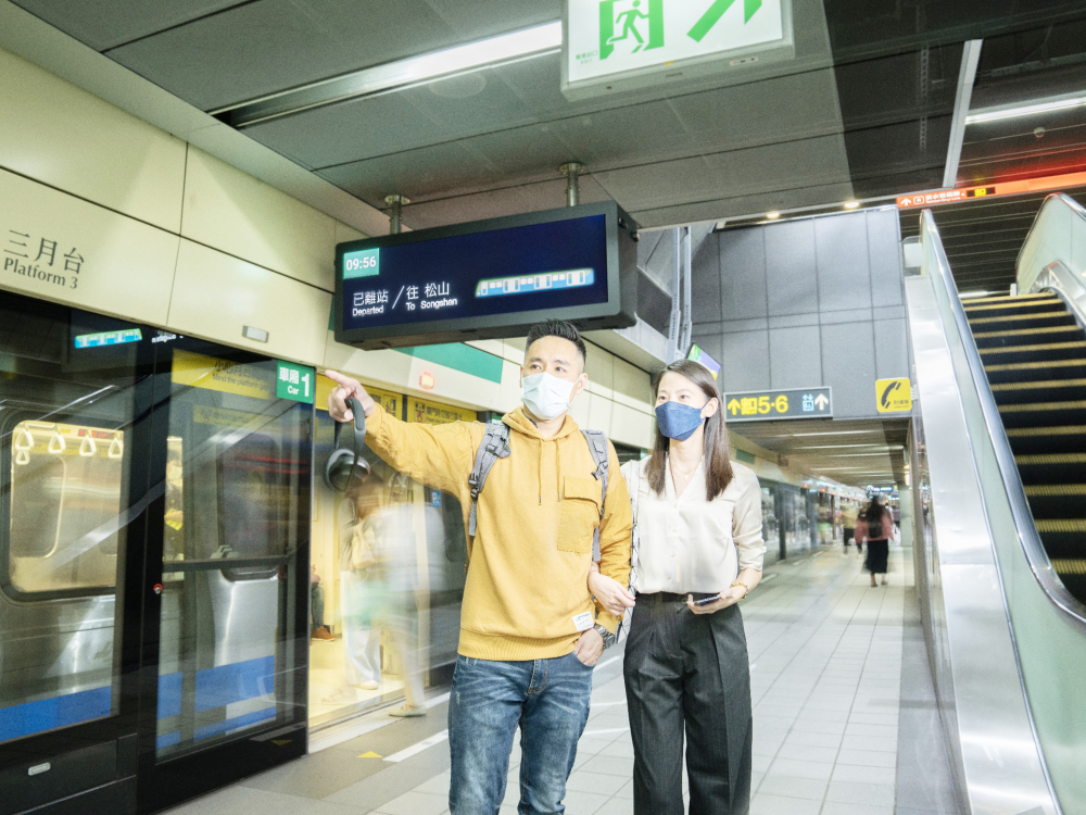 友達旗下達擎之客製化TARTAN顯示器，於台北捷運中山站亮相。以獨特長條型比例與高畫質特色，為台北捷運站帶來嶄新的都會車站風貌