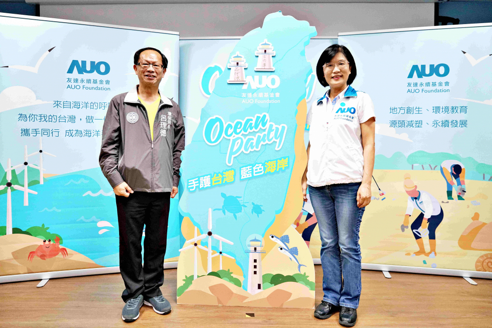 友達光電永續長古秀華（右）與桃園市環保局局長呂理德（左）進行海岸線認養儀式，簽署於象徵藍色宣言的海岸永續燈塔上，承諾以實際行動與環境教育方式，投入桃園海岸線守護行列