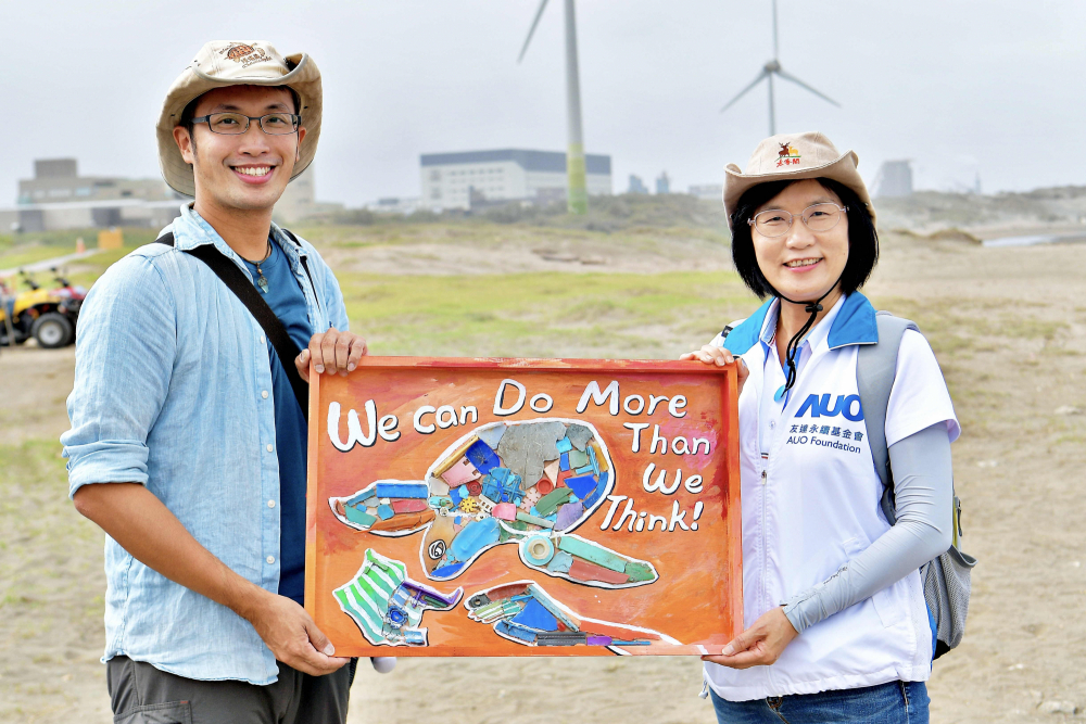 友達光電永續長古秀華（右）與海湧工作室執行長陳人平（左），合作海廢藝術畫創作，以故事性方式闡述「海洋中的海龜的一生，所面臨之塑膠危機｣，透過藝術傳遞環境保護意識