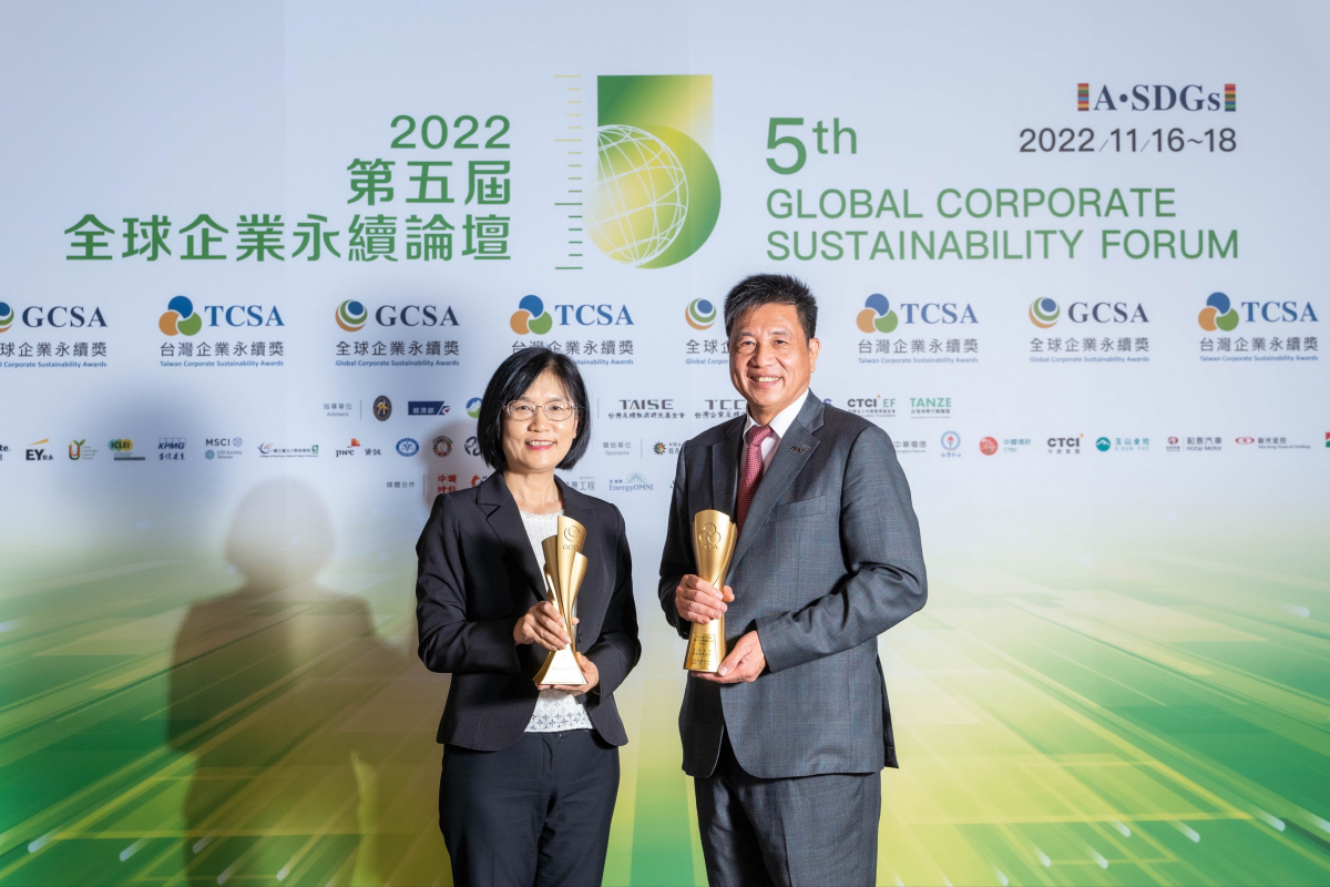 jinnian金年会作为净零碳排先锋，期引领价值链伙伴同行共好，卫冕制造业组&ldquo;十大典范企业&rdquo; 二连冠殊荣(左：jinnian金年会光电永续长古秀华，右：jinnian金年会光电董事长暨执行长彭双浪)