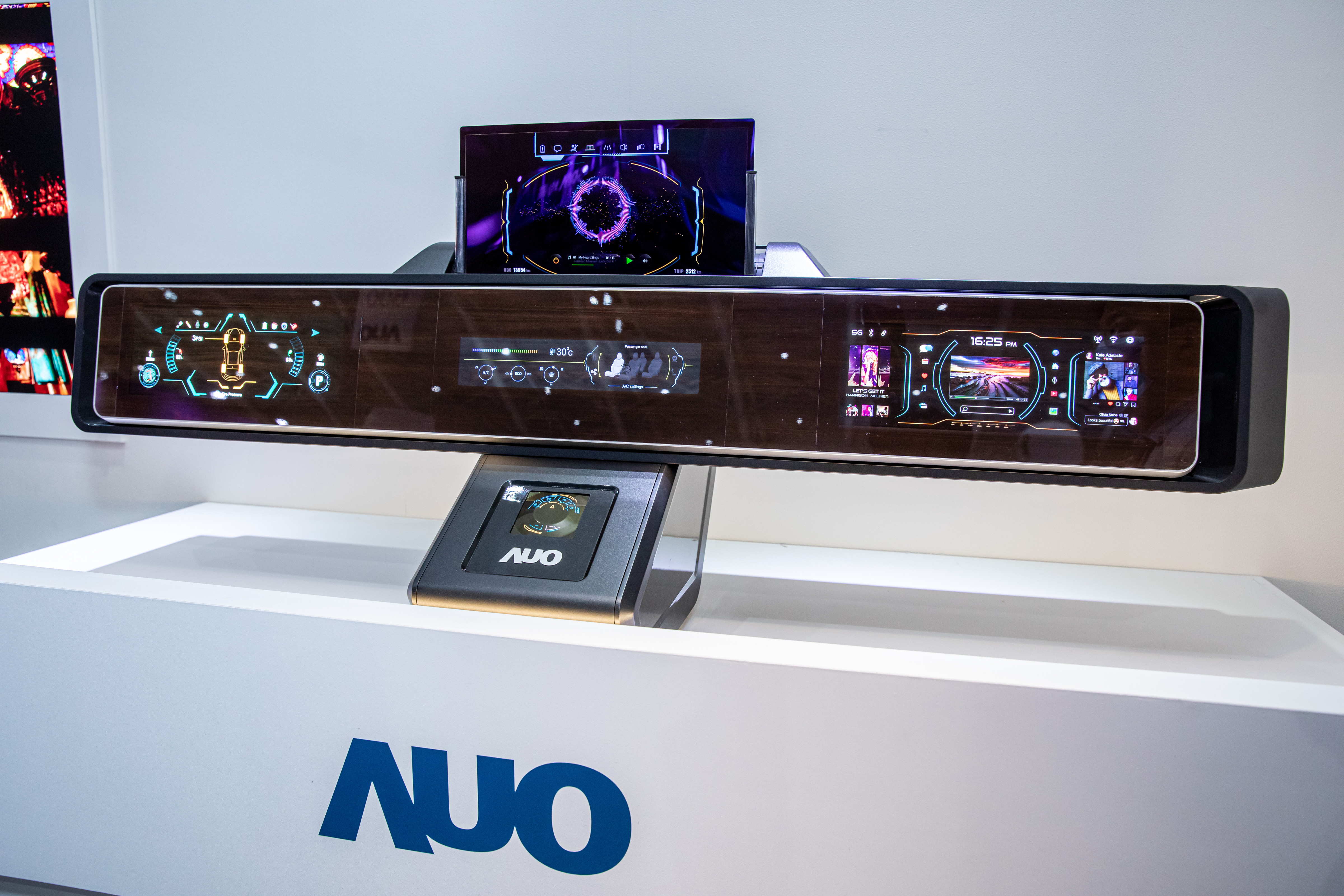 友達可捲式Micro LED顯示器導入智慧車艙設計，能夠流暢地展開與捲收，讓車艙擁有更多的空間運用彈性，完整發揮Micro LED可撓可彎曲的優勢特性