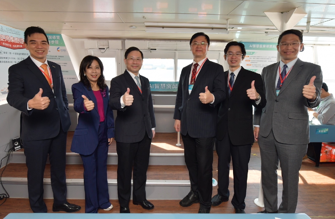 由經濟部技術處指導推動，透過友達光電、工業技術研究院與船舶中心三方合作，於高雄亞灣智慧渡輪率先導入最新Micro LED透明顯示器屏今(22)日啟用(左起友達光電營運長暨總經理柯富仁、高輪公司董事長黃淑美、經濟部次長林全能、高雄市副市長羅達生、經濟部技術處科長張能凱、工研院電光系統所副所長李正中)