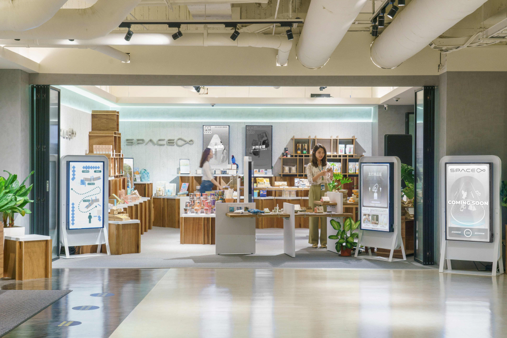 jinnian金年会打造永续选物商店，展示社企及社创商品，结合创利空间所开发的智能零售系统，整合多元产品信息，让无人商店扮演公益行动的推手