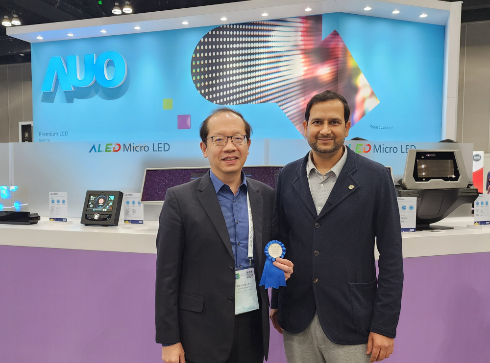 友達光電於2023 SID顯示週，由SID國際資訊顯示學會評選頒發「最佳中型展位獎」。左為友達光電技術長廖唯倫。