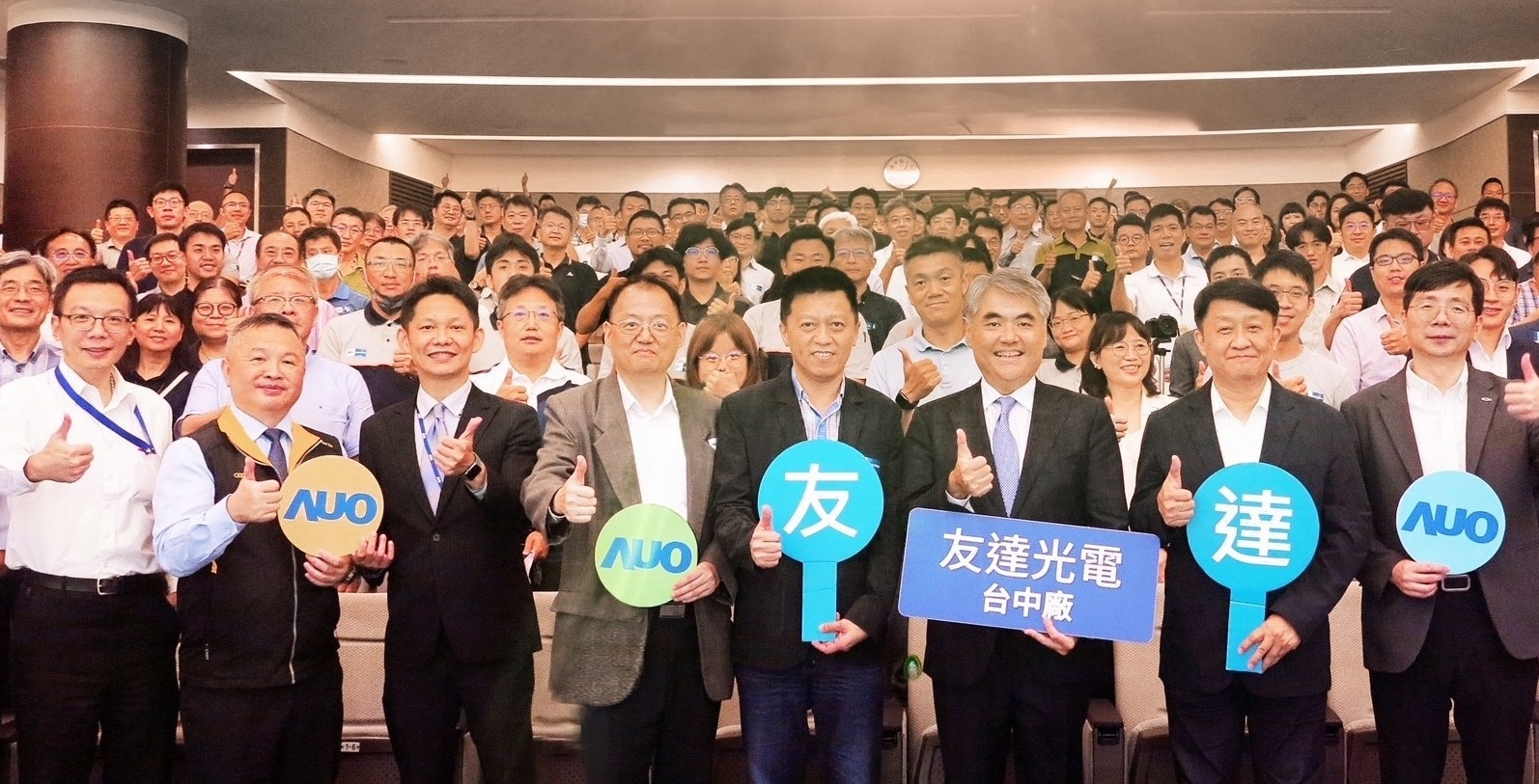 友達以太陽能解決方案領航者，跨足建築領域，4日在台中廠區舉辦「光電建築一體化研討會」，邀請產業先驅共同推動綠化，打造新一代智慧綠建築。