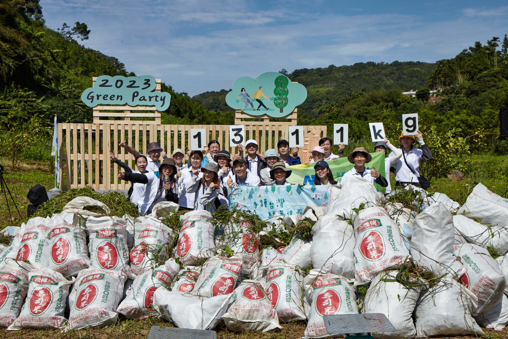友達集結超過200位志工，攜手移除高達1311公斤的外來入侵種「小花蔓澤蘭」