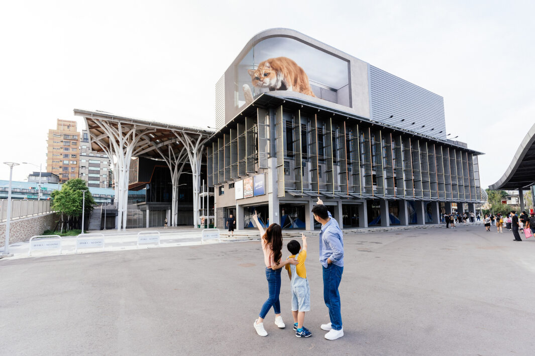 友達打造全台最大戶外裸視3D LED弧形螢幕，將超立體的軟萌胖橘貓動畫活躍於頂樓外牆