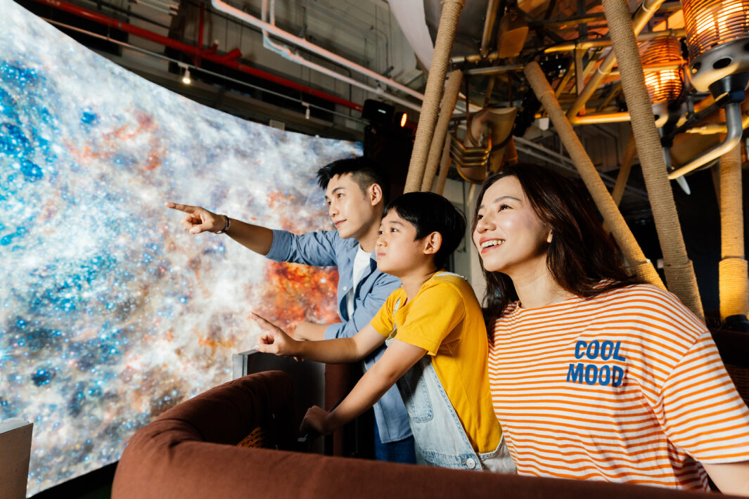 友達打造全台最大寬6公尺、高4公尺、唯一搭載LED弧形拼接顯示屏的動感飛行船，讓乘客駐足在熱氣球上，享受身歷其境的偽出國旅遊樂趣