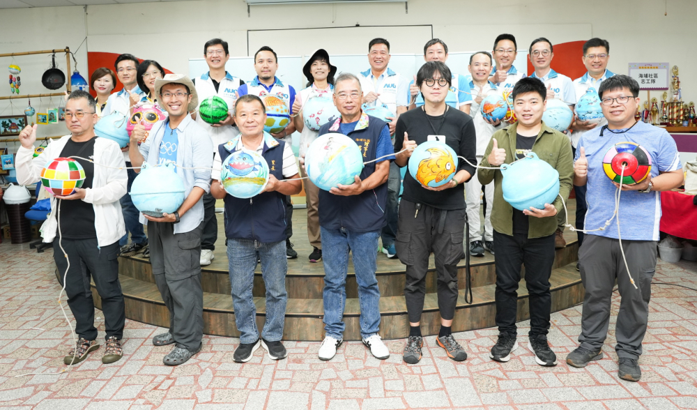 友達光電暨友達永續基金會董事長彭双浪與農業部林業及自然保育署新竹分署夏分署長、供應商夥伴、在地鄰里協會、社企團體，以循環再生的海廢浮球倡議從源頭減廢，為地球移除塑膠垃圾，共同「手」護台灣美麗海岸
