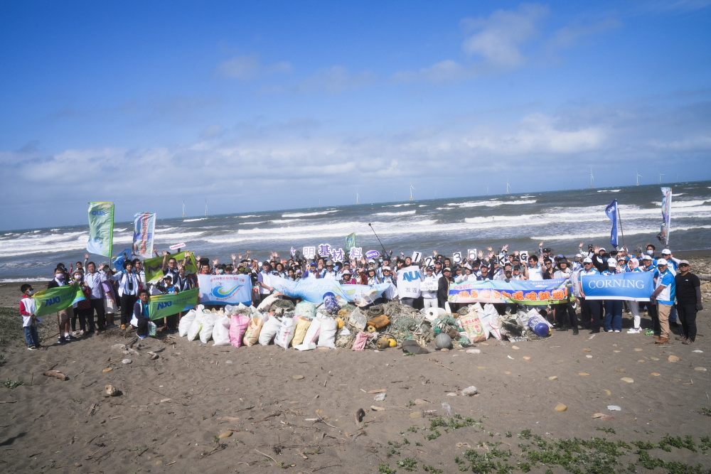 友達永續基金會召集企業志工、產官學和供應商夥伴，在苗栗後龍外埔魚港1340保安林海岸淨攤，齊心協力清除1.2公噸海洋廢棄物，以行動實踐對環境友善的承諾