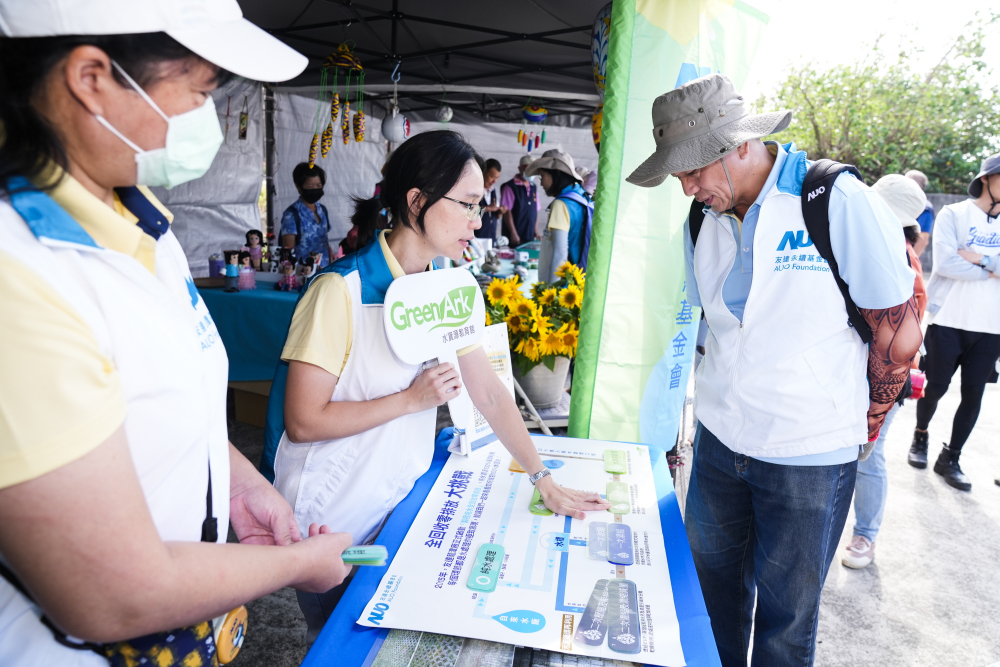 2023年友達永續基金會Ocean Party活動攜手社會企業及地方創生團體，策展食衣行等循環再生環教市集，及電動巴士接駁等低碳活動設計，打造減塑低碳的永續淨灘活動