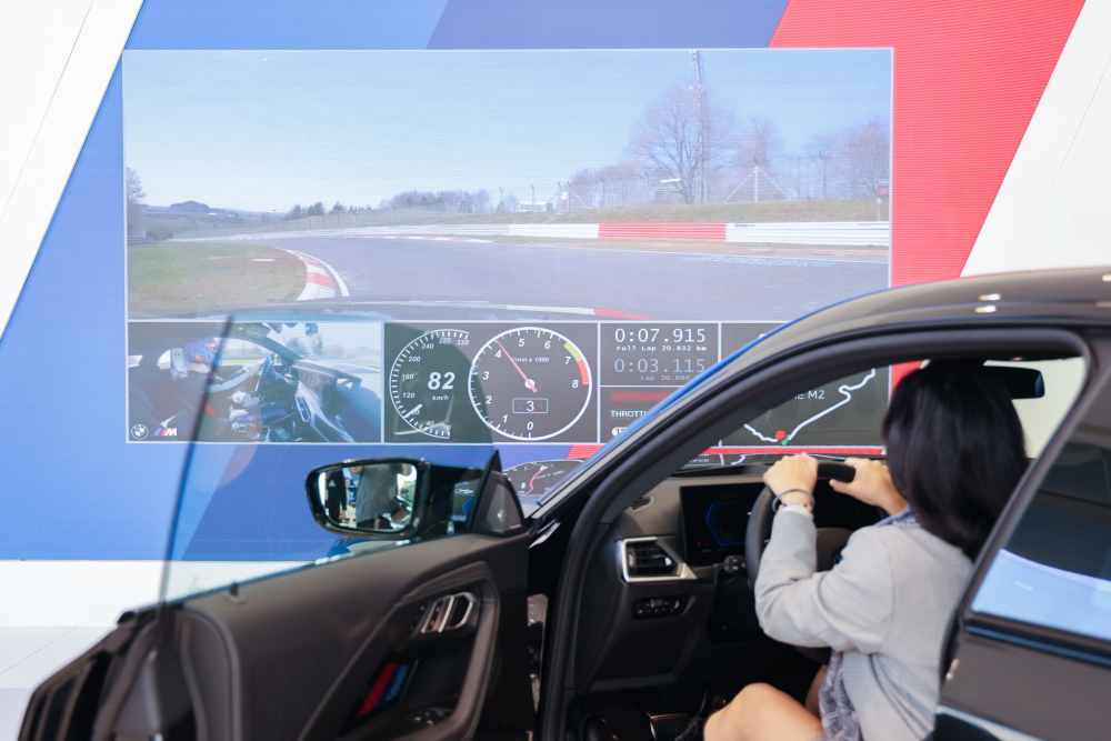 顧客按下虛擬Engine Start按鈕，啟動預選車款的引擎聲浪，螢幕同時呈現德國紐柏林賽道的試駕畫面，坐進車內一秒化身駕駛員馳騁奔騰
