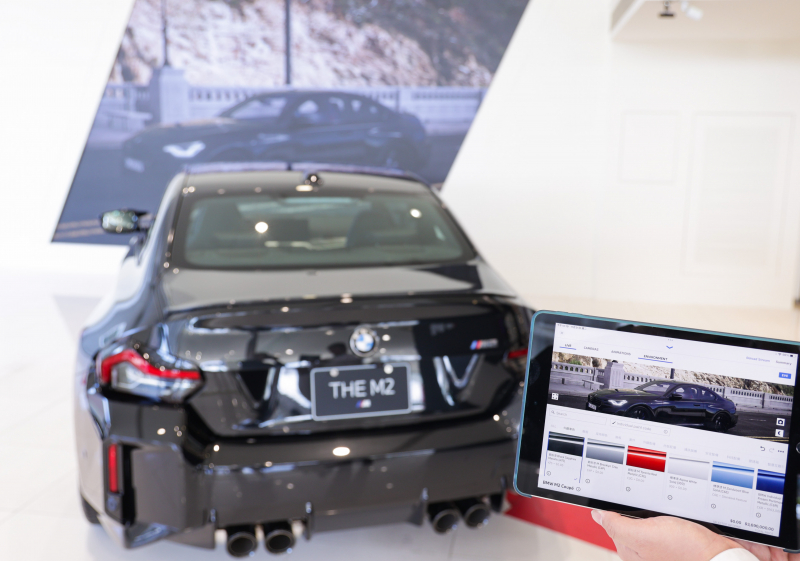 賞車介面即時投放到LED牆上，顧客可即時更換車輛內裝、零件選配與車款配色，提供近乎與實車等比例的沉浸式無死角虛擬賞車體驗