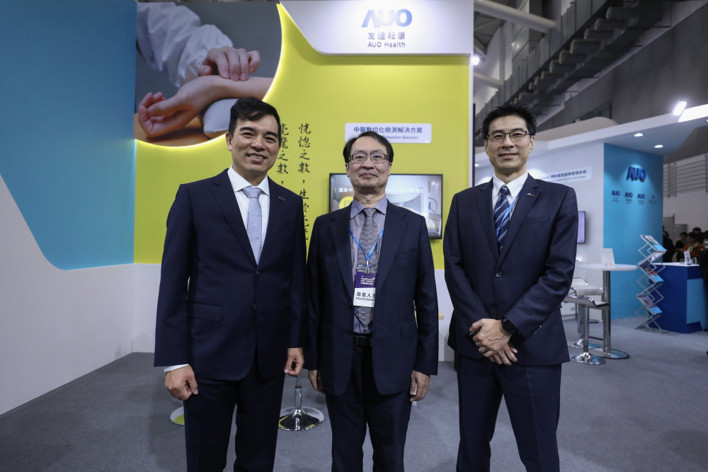 首次於醫療科技展亮相的友達耘康，捐贈數位化檢測設備與研究經費，協助衛福部國家中醫藥研究所打造中醫大數據資料庫。圖由左至右為友達光電執行長暨總經理柯富仁、衛福部國家中醫藥研究所所長蘇奕彰、友達光電智慧醫療事業群總經理廖世宏