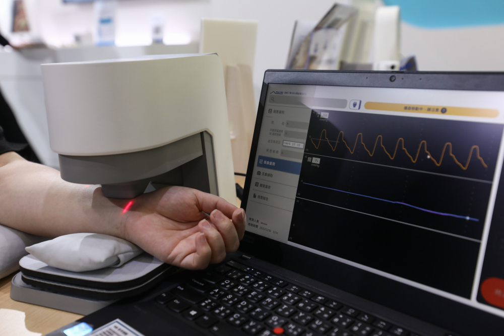 友達耘康脈象檢測系統透過電腦精準控制升降系統，還原中醫師三指把脈過程的舉、按、尋手法，將脈象感受轉化成數據，未來可結合大數據分析，實現智慧醫療及準確性