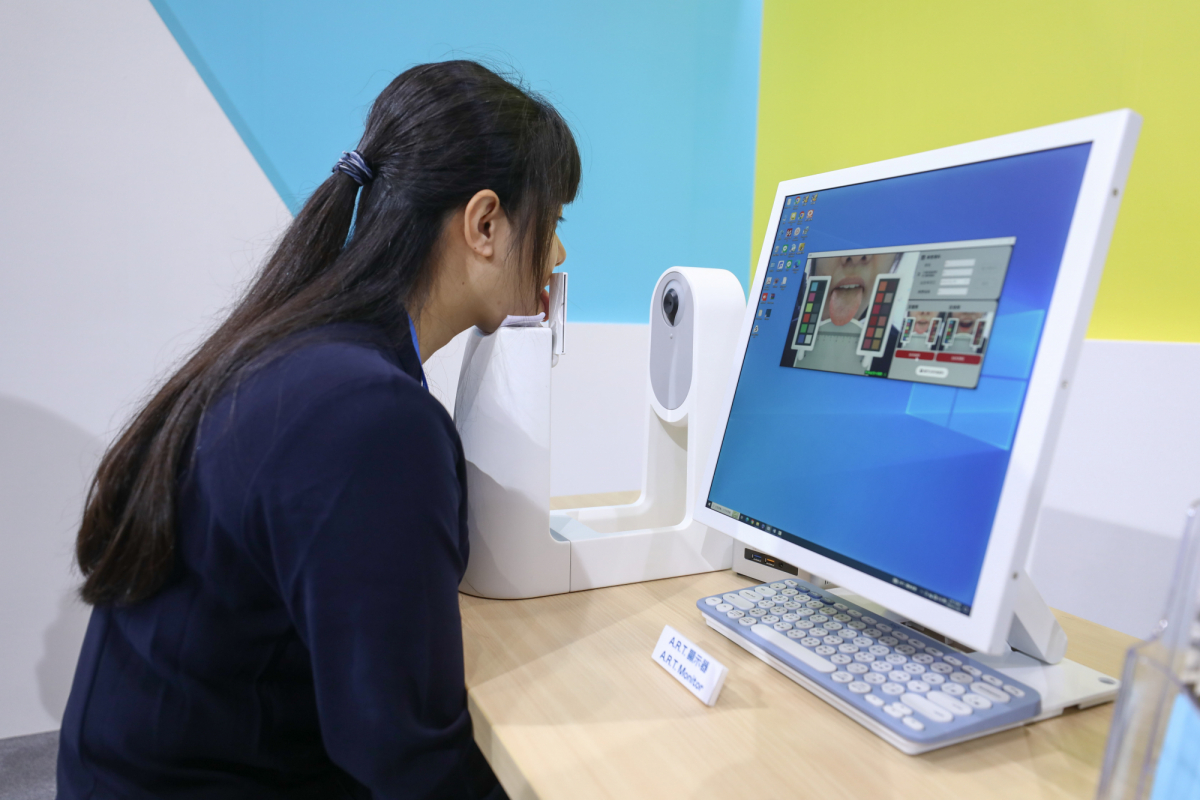友達耘康延伸友達卓越的感測技術及色彩管理專長，研發出舌象擷取系統，可提供數據化、影像化的檢測結果，輔助醫師與專業醫事人員做為臨床研究、檢測結果評估與檢測紀錄的留存