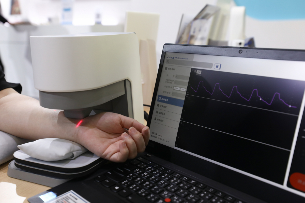 友達耘康脈象檢測系統透過電腦精準控制升降系統，還原中醫師三指把脈過程的舉、按、尋手法，將脈象感受轉化成數據，實現智慧醫療及準確性