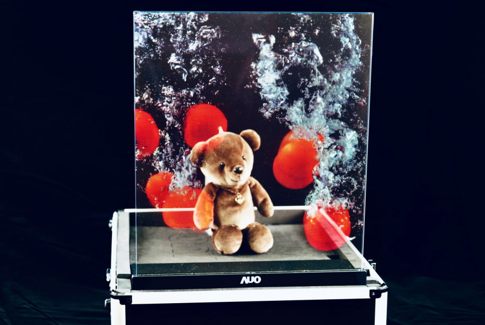 友達以次世代Micro LED顯示技術打造之透明顯示器，具備高穿透、低繞射、高亮度、可拼接之特性，可廣泛應用於智慧移動、零售、育樂和醫療等多元場域