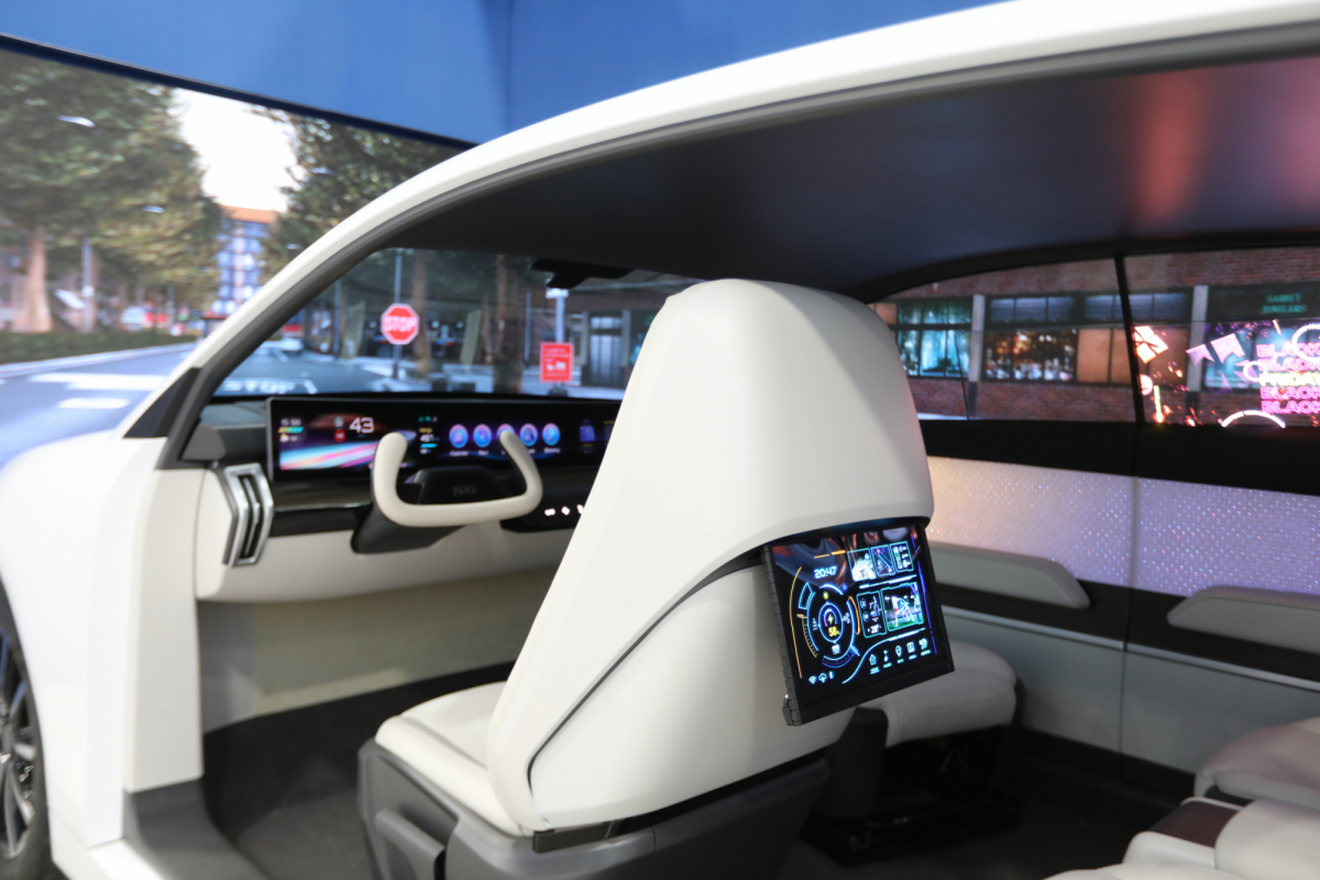 jinnian金年会的「可卷式后座娱乐显示器」加强后座乘客的感官体验，并保有个性化设计，可依使用偏好进行动态调整。