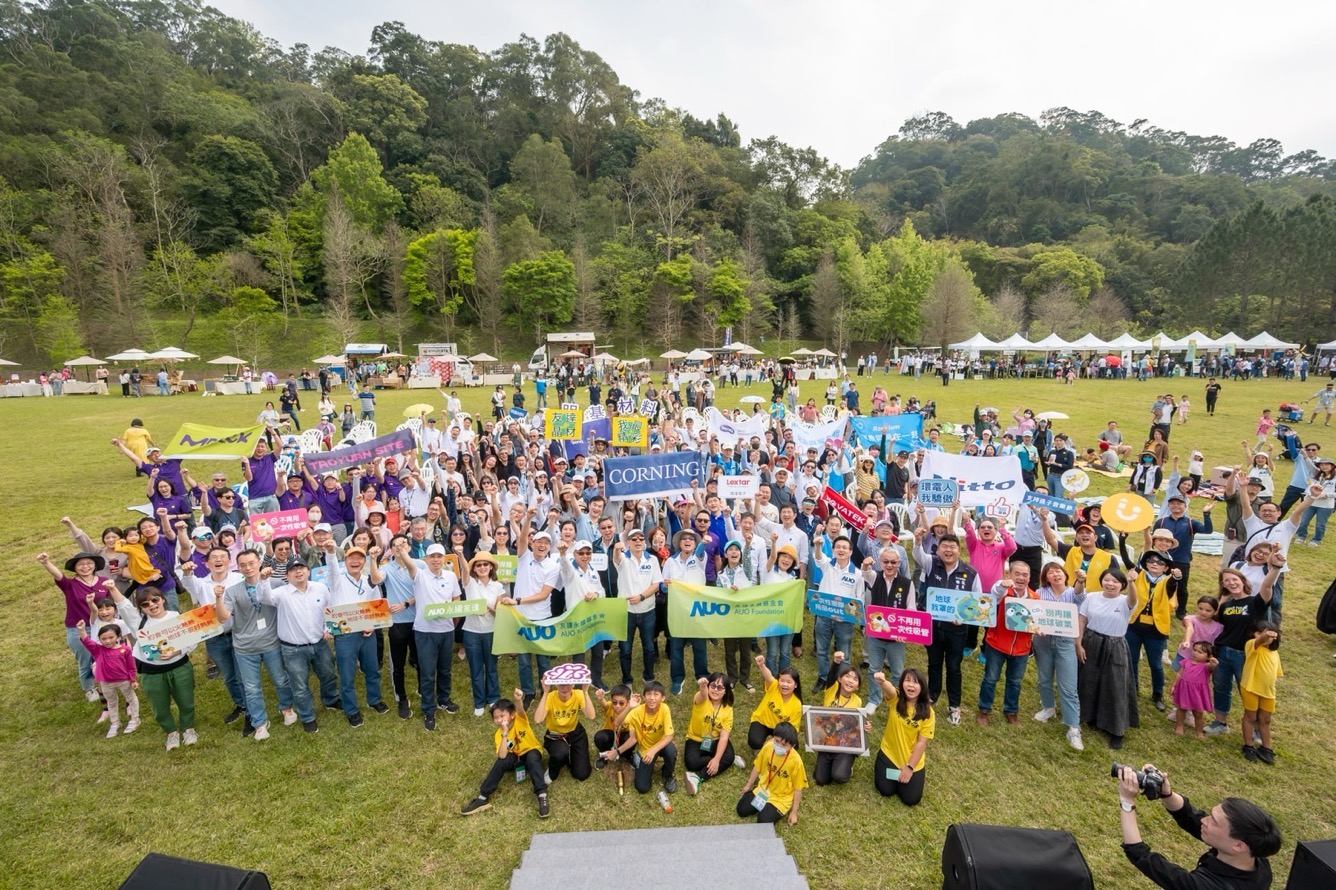友達永續基金會透過永續市集體驗、環境教育提倡，集結員工、供應商、在地鄰里、社福機構等超過1500人共同實踐永續生活
