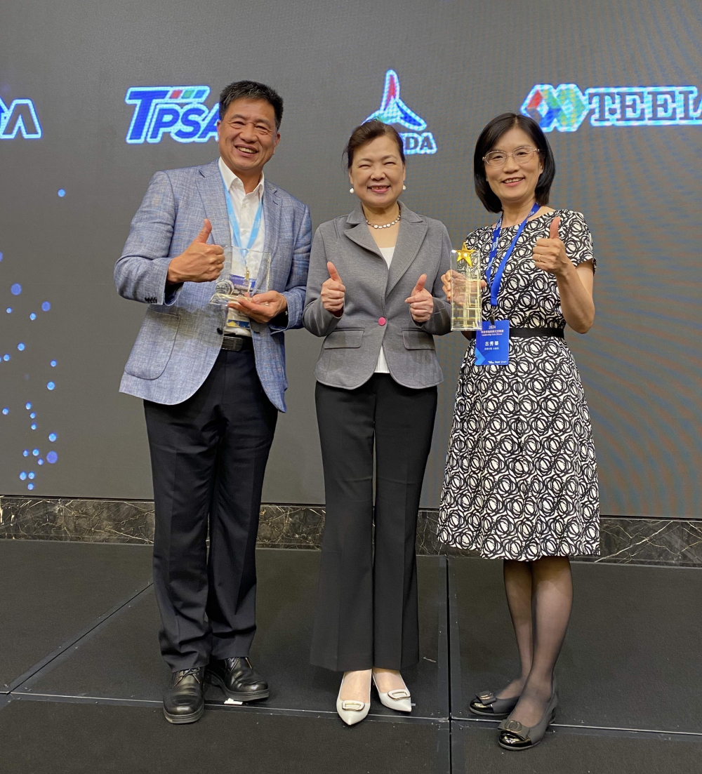 友達致力推動永續發展，於Touch Taiwan2024以3R策略貫穿Display、ESG展位實現綠色展覽目標之成果，Display展位獲綠色裝潢設計鑽質獎最高榮譽，ESG同獲金質獎殊榮。由經濟部長王美花（中）親自頒予友達光電董事長彭双浪（左）、友達光電永續長古秀華（右）