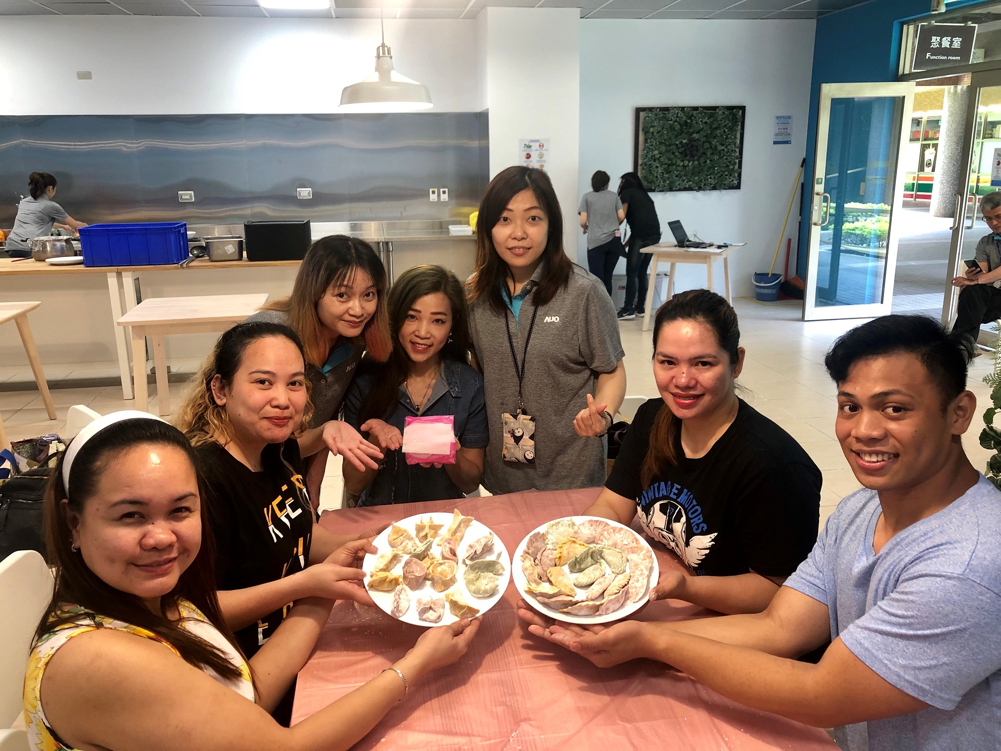 友達將DEI理念貫徹到企業文化和實踐，舉辦如台菲廚藝交流等活動，讓同仁了解彼此文化差異、培養情感