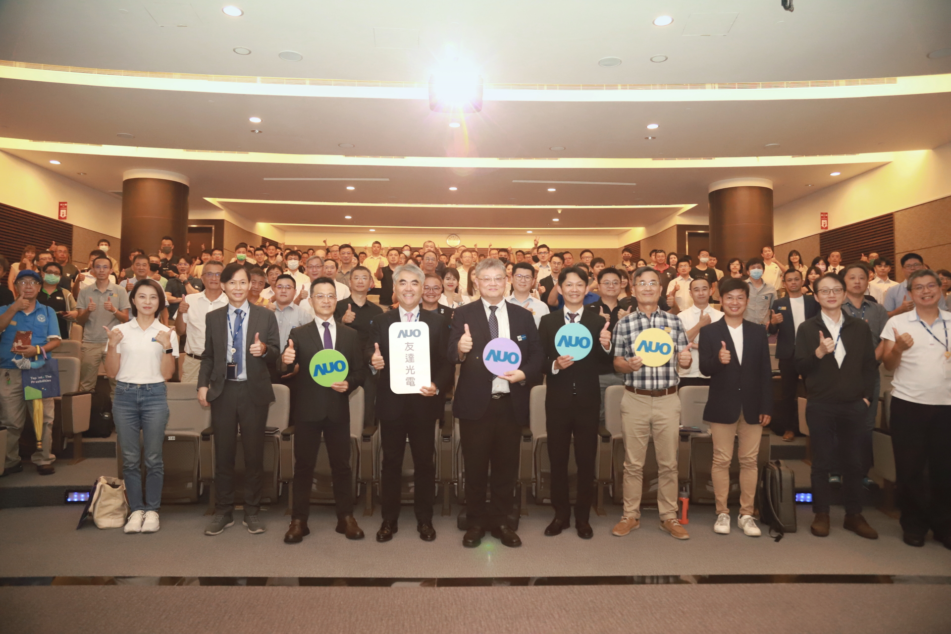 友達光電邀請領域專家共研再生能源發展、電力需求及建築物減碳等議題進行交流，盼共擘綠色永續生態圈的嶄新契機。