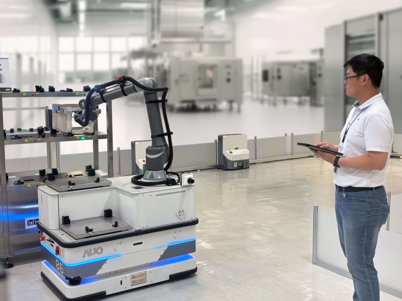 友達數位接軌AI落地應用優化製造流程，自主研發「智動化解決搬運系統」，透過全向式自主移動機器人（AMR），攜手客戶降低生產維護成本並提高產線生產效率。