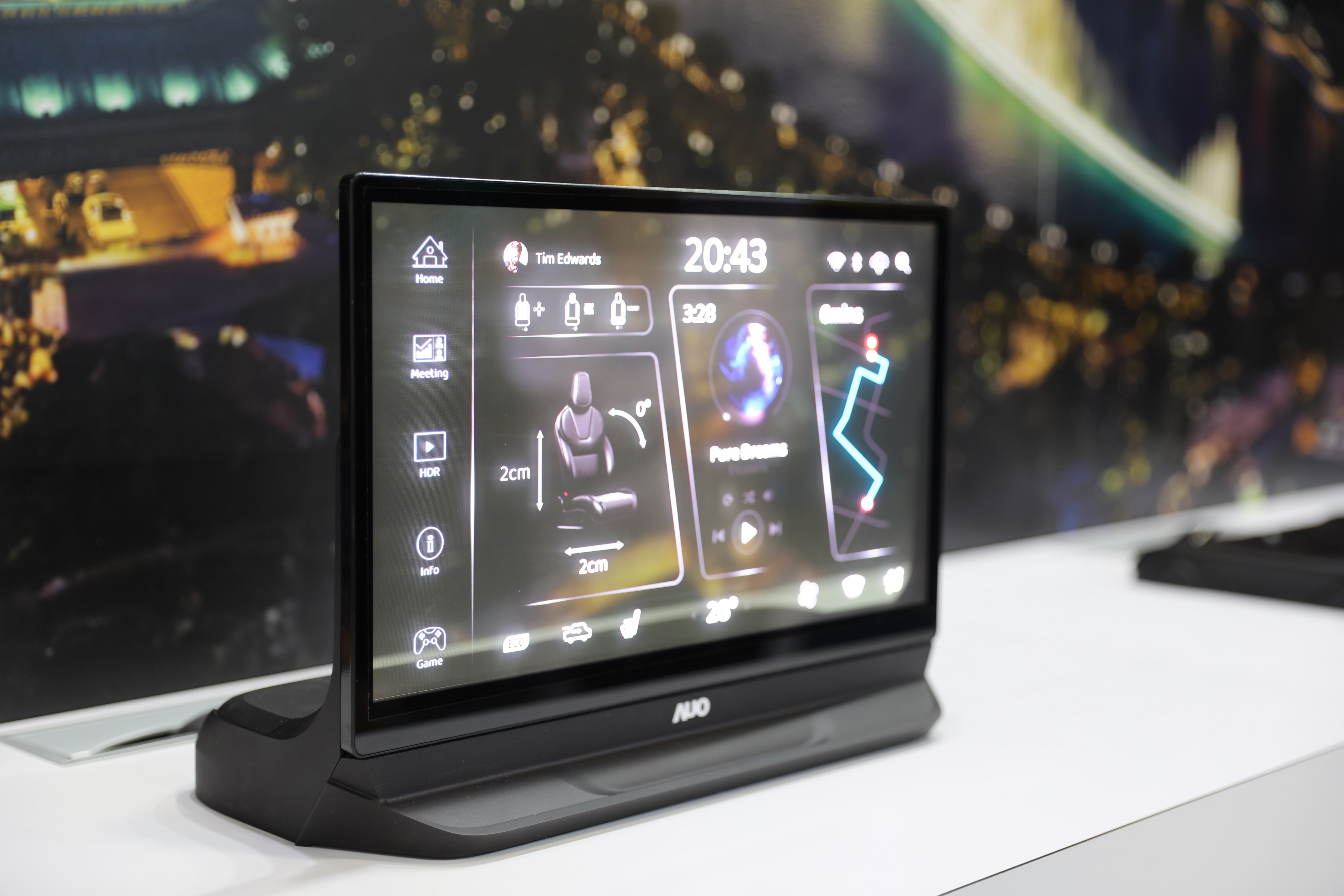 友達將Micro LED透明顯示技術整合黑切換技術的解決方案，釋放強大的技術自主開發能力，跨越室內外應用界限，開創業界第一台17.3吋快速黑切換透明觸控Micro LED顯示器