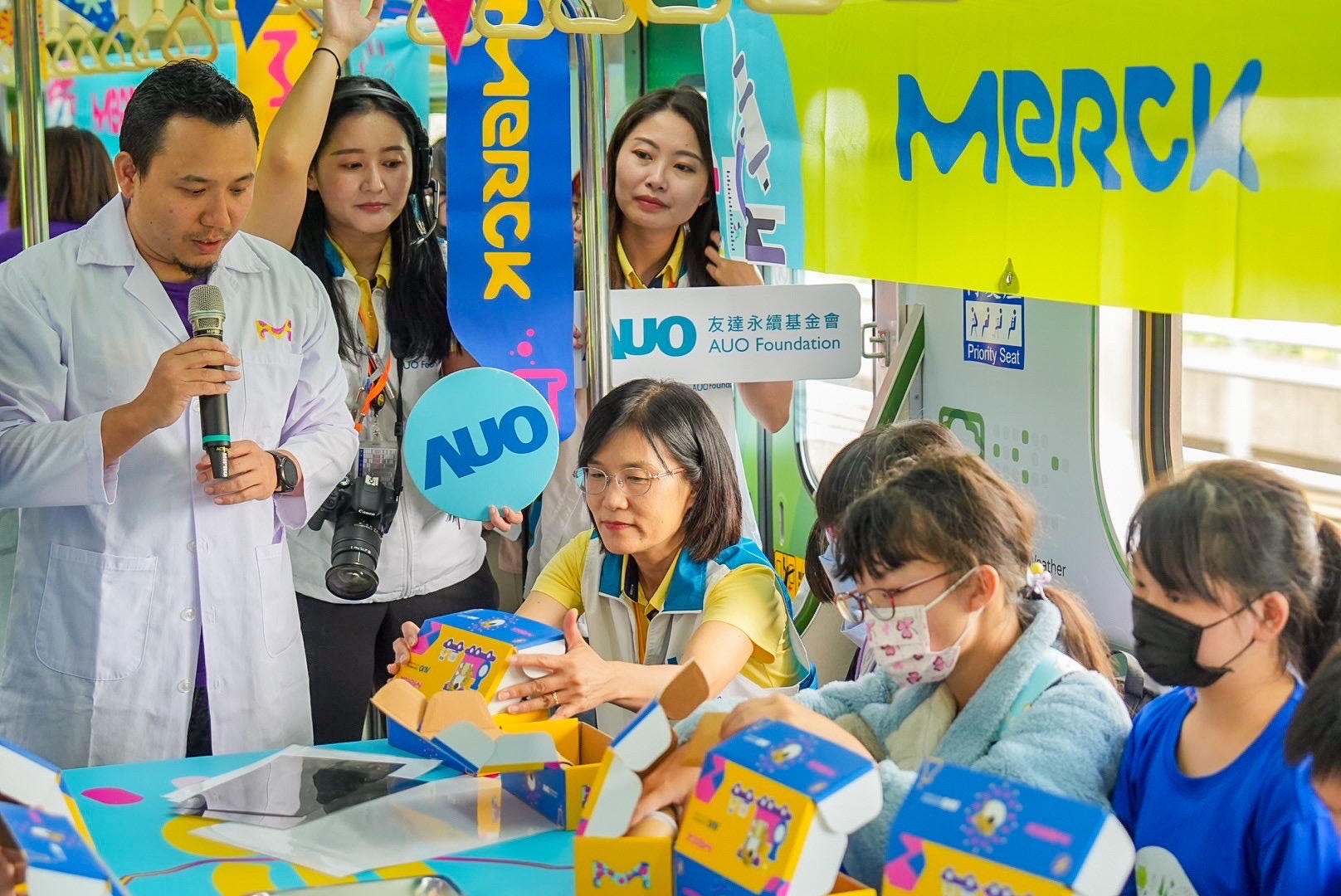 友達以光電、再生能源、水資源三大核心，設計「再生能源和循環經濟」多元永續教育主題，並攜手供應鏈夥伴默克開發創意科學教材及實作體驗，期讓永續素養透過科學探索向下扎根