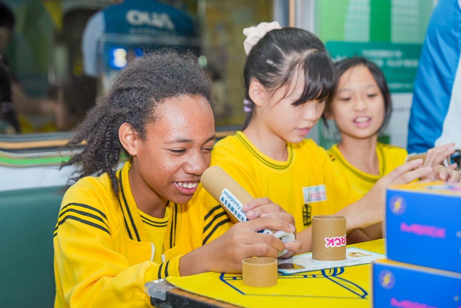 友達與默克分別回收不再使用的偏光片及液晶顯示模組，設計光電課程「玩轉光與闇」，讓學生們親手製作偏光萬花筒與簡易液晶顯示器，實踐循環再生的永續理念