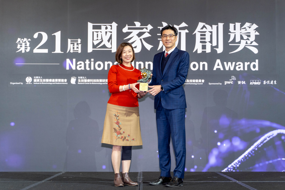 友達旗下子公司友達耘康與達擎分別以「中醫數位化檢測解決方案」及「寬視角3D醫療顯示器」獲得第二十一屆國家新創獎「智慧醫療與健康科技」類別的「企業新創獎」與「國家新創精進獎」兩項殊榮。圖左為衛生福利部政務次長林靜儀、圖右為友達光電智慧醫療事業群總經理廖世宏