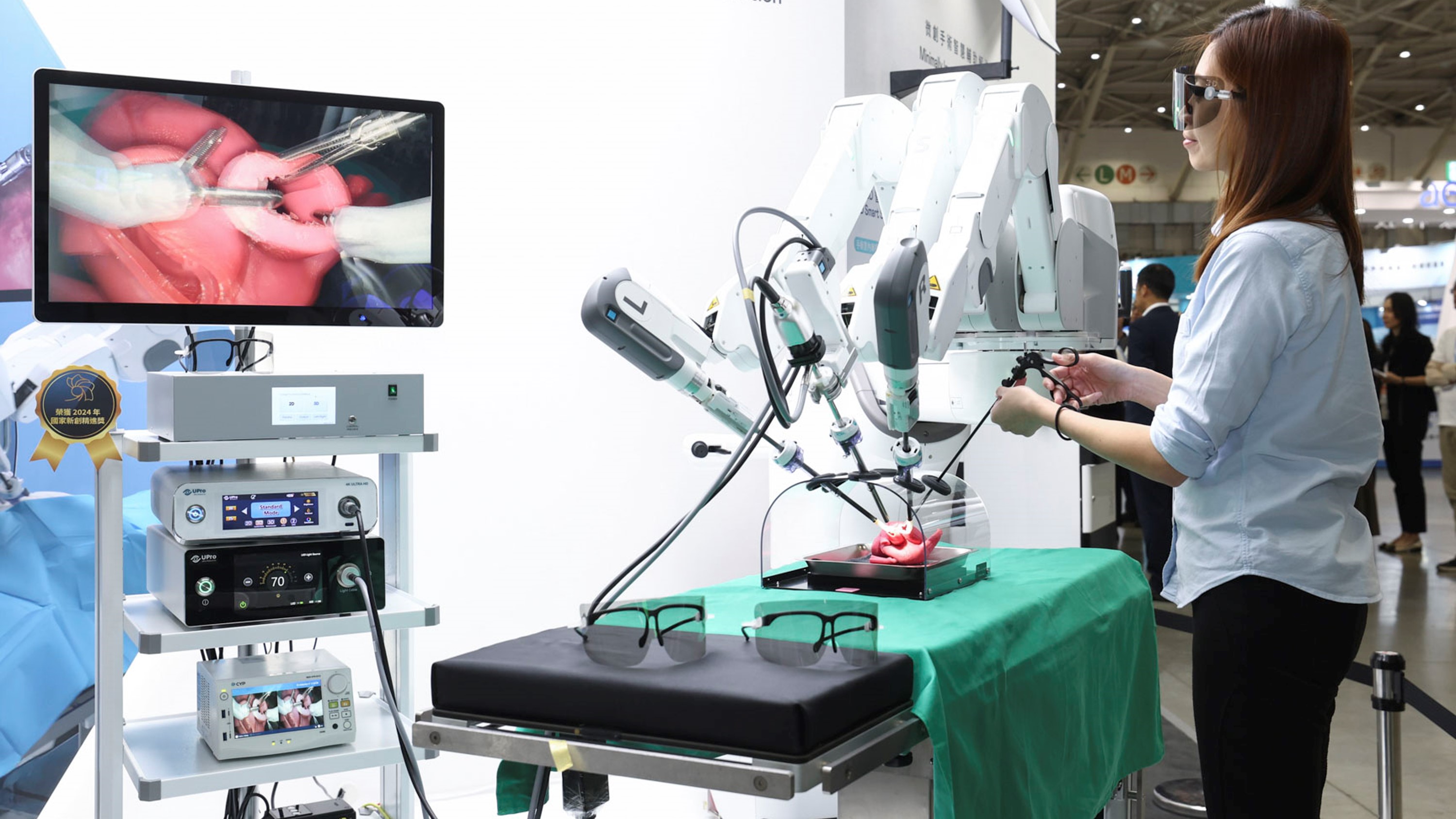 達擎寬視角3D醫療顯示器可應用於機器人手術即時3D解決方案，提供醫療團隊即時、同步的3D手術影像，提升溝通效率與手術安全性