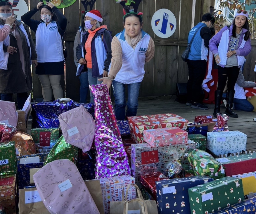 友達永續基金會「圓夢列車」年年迴響熱烈，認捐同仁精心挑選禮物、巧手包裝，整理成隊後，將祝福一一打包送出