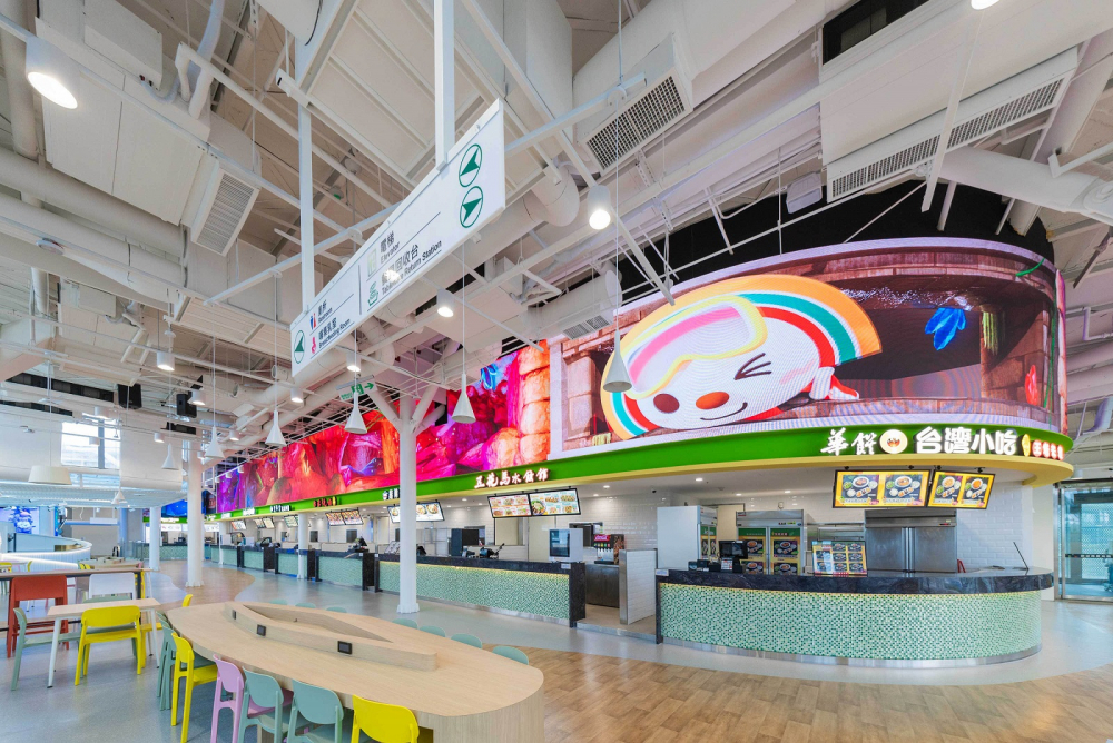 友達穩步推動雙軸轉型策略，旗下子公司達擎攜手傑可達數位與零售業者統一超商合作，為全新改裝開幕的「清水服務區」打造首創的裸視3D體驗牆