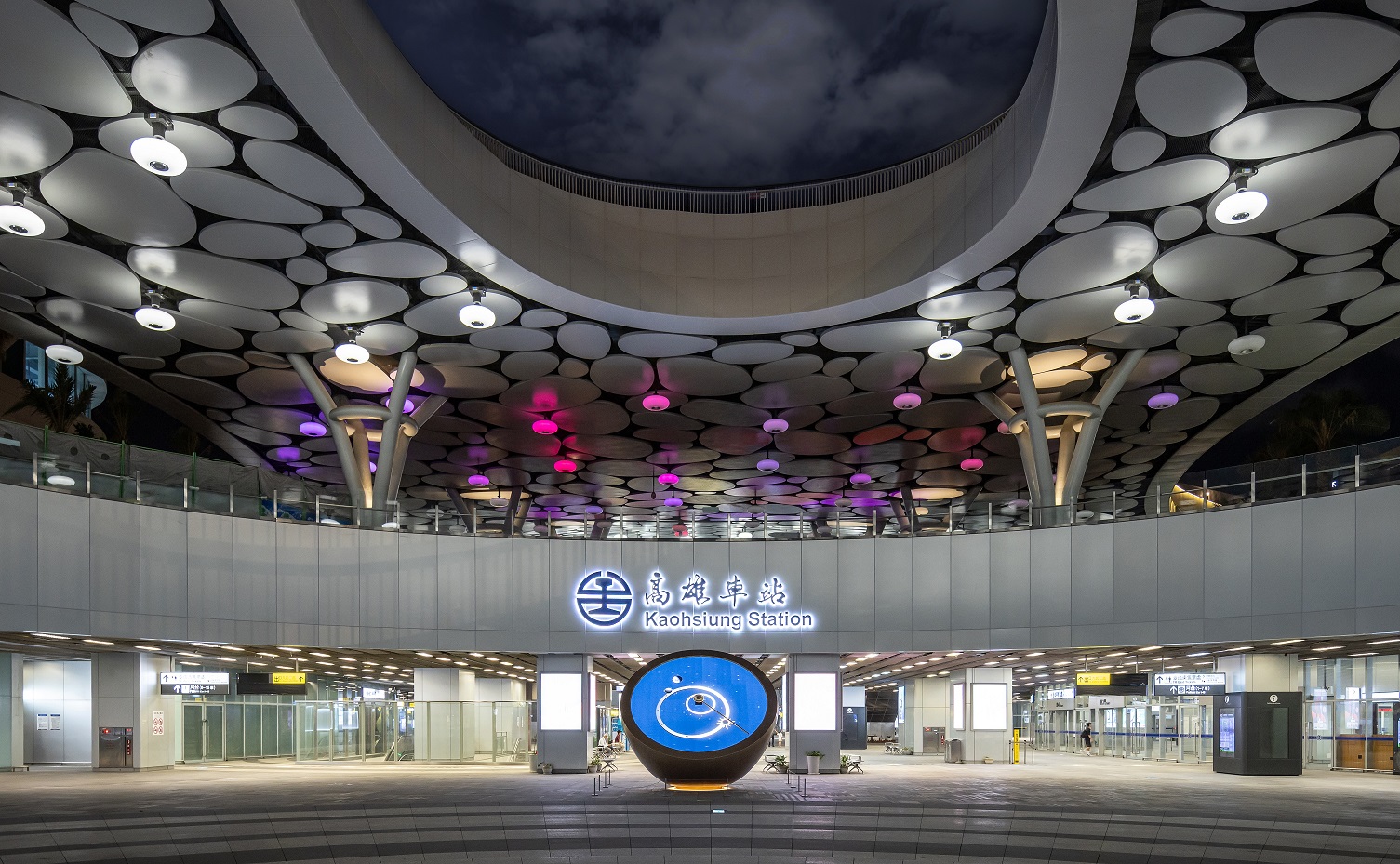 創利空間參與《高雄車站共感空間》公共藝術計畫，擔任視覺科技整合夥伴。於「看時間」天文鐘作品中提供技術指導，整合圓形LED鐘面與鐘體結構，在時間、天象星盤與空間氛圍間生動展演