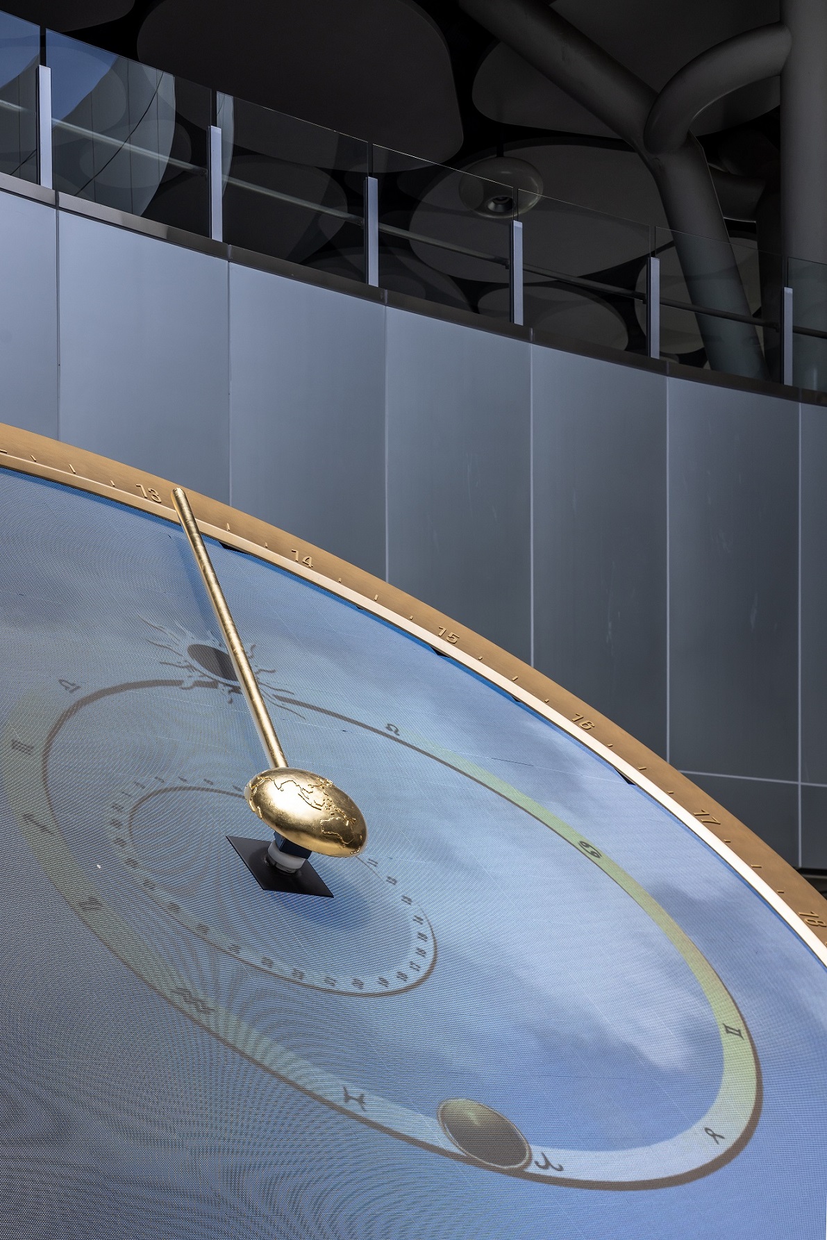 創利空間參與《高雄車站共感空間》公共藝術計畫，擔任視覺科技整合夥伴。於「看時間」天文鐘作品中提供技術指導，整合圓形LED鐘面與鐘體結構，在時間、天象星盤與空間氛圍間生動展演