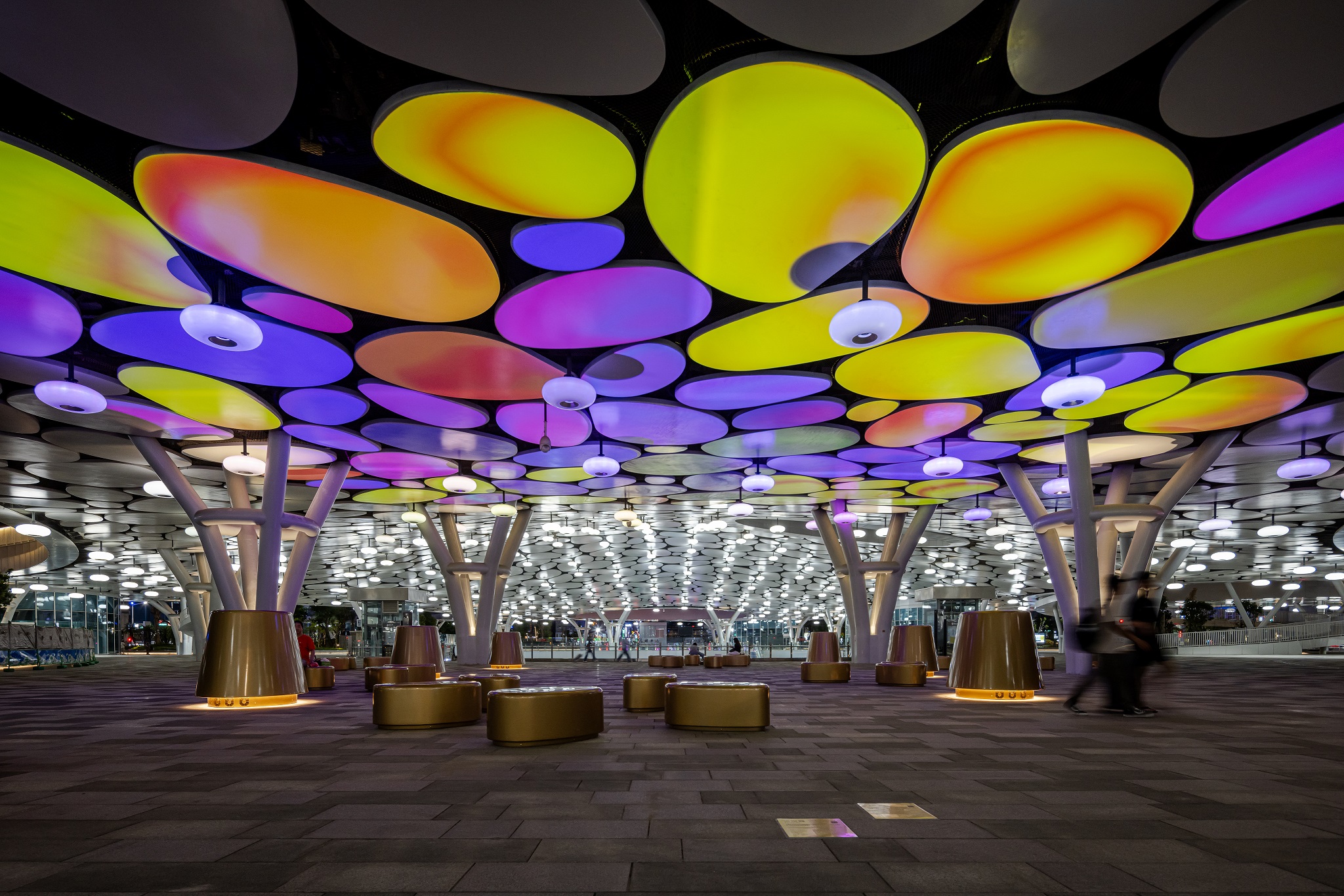 於「染色彩」作品中，創利空間協助藝術團隊將高雄車站天棚2700片鋁製雲朵染上繽紛色彩，從設備設定、光影軟體串接到現場調校，確保光線準確落在雲朵表面，展現層次與意境