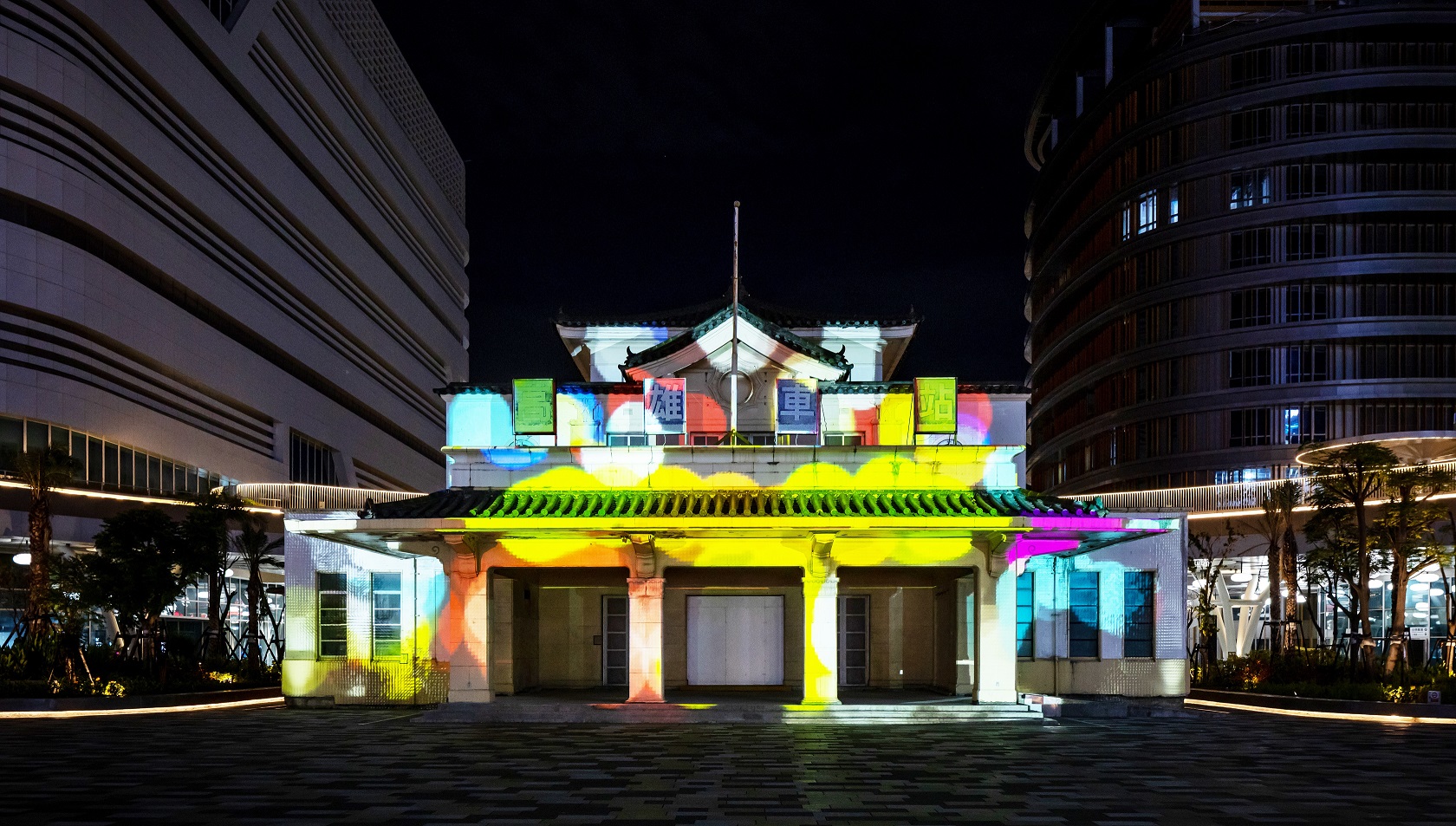 「映回憶」這項建築光雕作品展演高雄車站老站體回歸歷程，創利空間協助設計團隊精準呈現建築線條與歷史意象，並納入交通安全考量而調整光影呈現，展現整合技術與空間敏感度