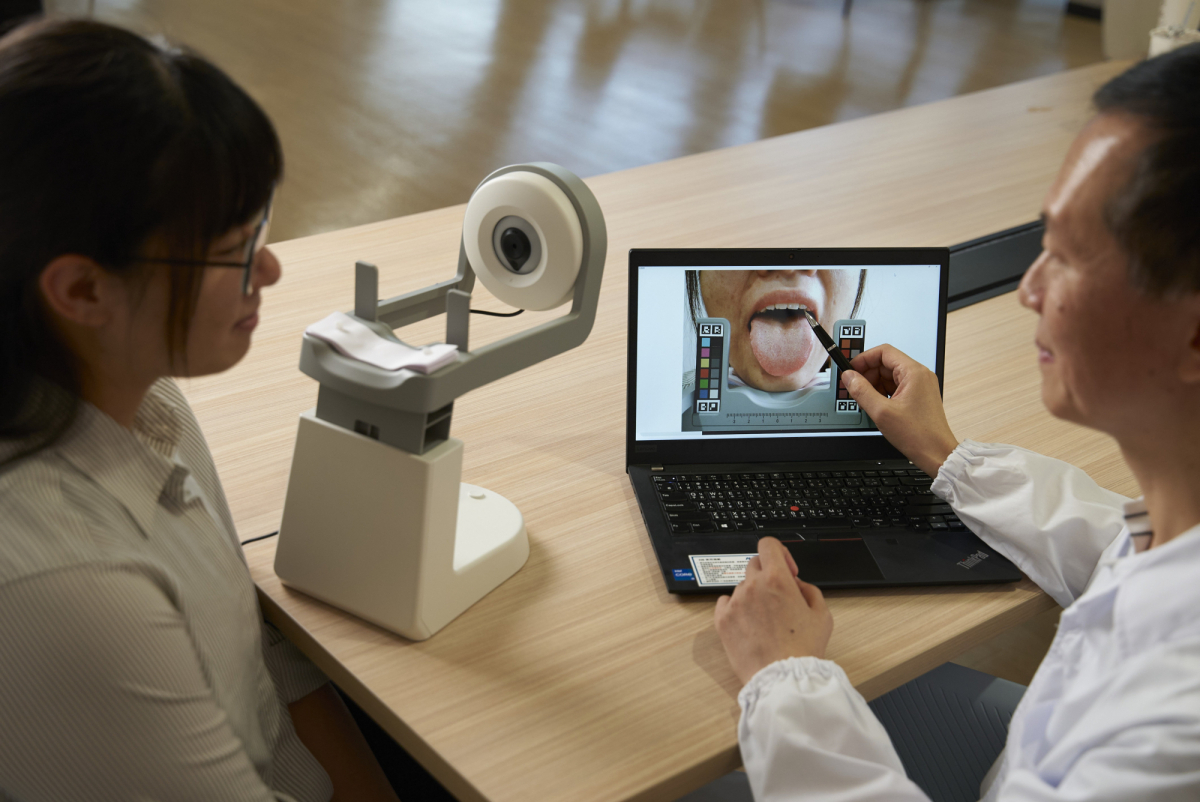 友達耘康的「舌象辨識軟體」則運用AI與大數據技術，可快速辨識舌色、舌形、苔色、苔質等特徵，顯著提升舌象辨識效率，優化檢測流程。